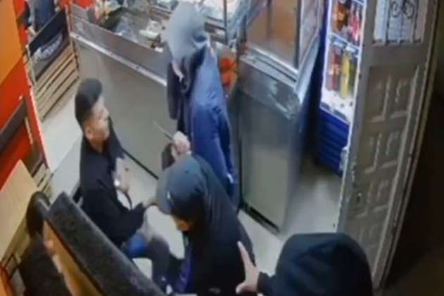 Violento robo con cuchillo en local de comidas rápidas quedó grabado