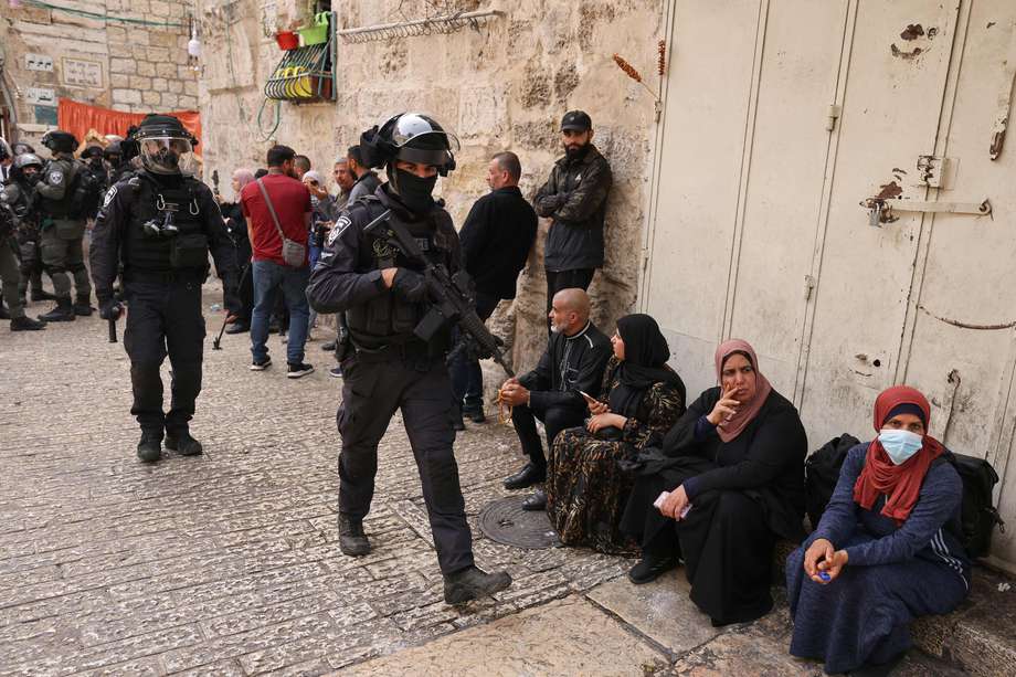 La policía fronteriza israelí patrulla frente a la Puerta de los Leones en la Ciudad Vieja de Jerusalén, mientras los palestinos esperan que se les permita ingresar al recinto de la mezquita de al-Aqsa, el 17 de abril de 2022.