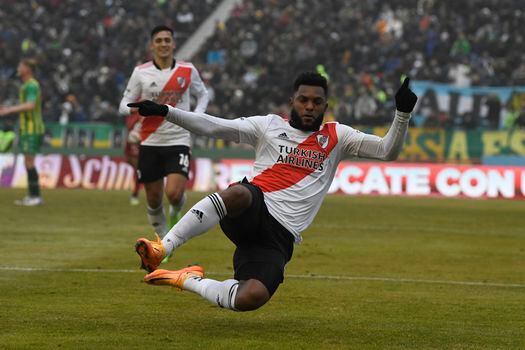 El delantero colombiano Miguel Ángel Borja celebra su primer gol en River Plate.