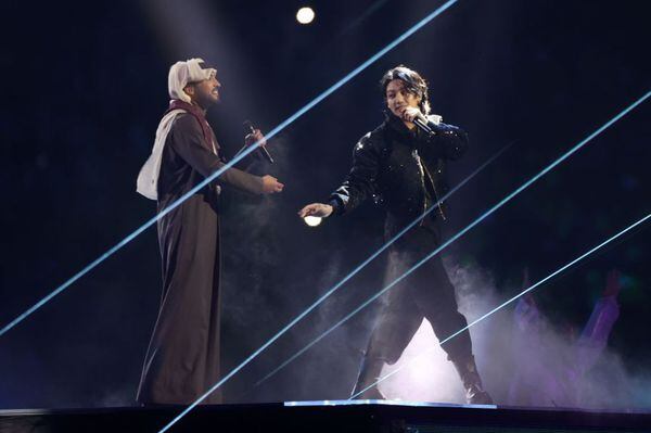 Jungkook, la estrella y vocalista de la agrupación surcoreana BTS, cantó, con la estrella catarí Fahad Al-Kubaisi, el tema Dreamers, la canción oficial del Mundial. Dana, cantante catarí, abrió la ceremonia.Getty Images