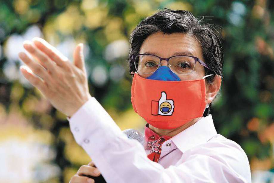 Bogota's Mayor Claudia López wears a face mask as she delivers a speech in Bogotá on September 1, 2020, amid the new coronavirus pandemic. Lopez announced local measures for restaurants, which are allowed to work from Thursday to Sunday and on an outdoors seating scheme only, amid the easing of the quarantine by the Colombian government since September 1. / AFP / Daniel Muñoz