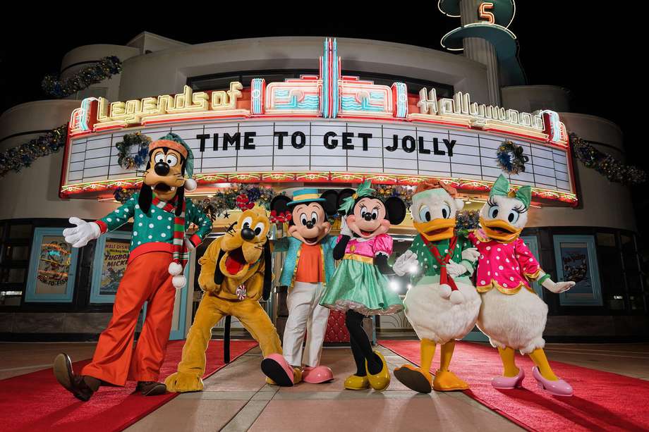 Mickey Mouse, Minnie Mouse y sus amigos se pondrán nuevos atuendos exclusivamente para Disney Jollywood Nights, en Disney's Hollywood Studios. Los directores de arte, productores de espectáculos y diseñadores de Disney trabajaron juntos para encontrar la combinación correcta de colores y telas, inspirada en las paletas de los años 30, 40 y 50.