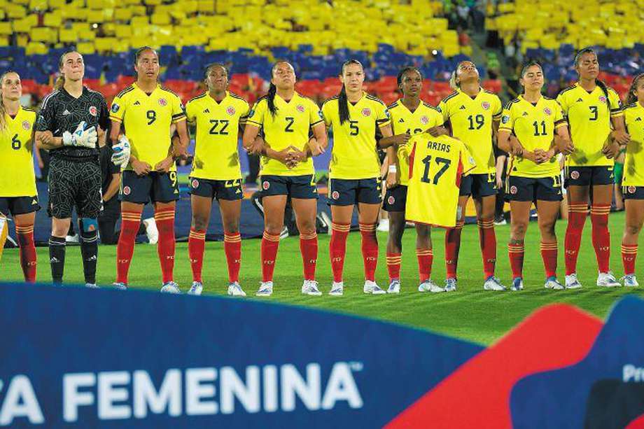 El once titular de la selección nacional en la final de la Copa América Femenina contra Brasil. Al fondo, un gran marco de la hinchada colombiana.  / AFP