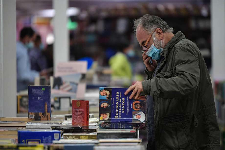 Visitantes disfrutan del regreso de la Feria Internacional del Libro de Bogotá, tras dos años sin evento por la pandemia.