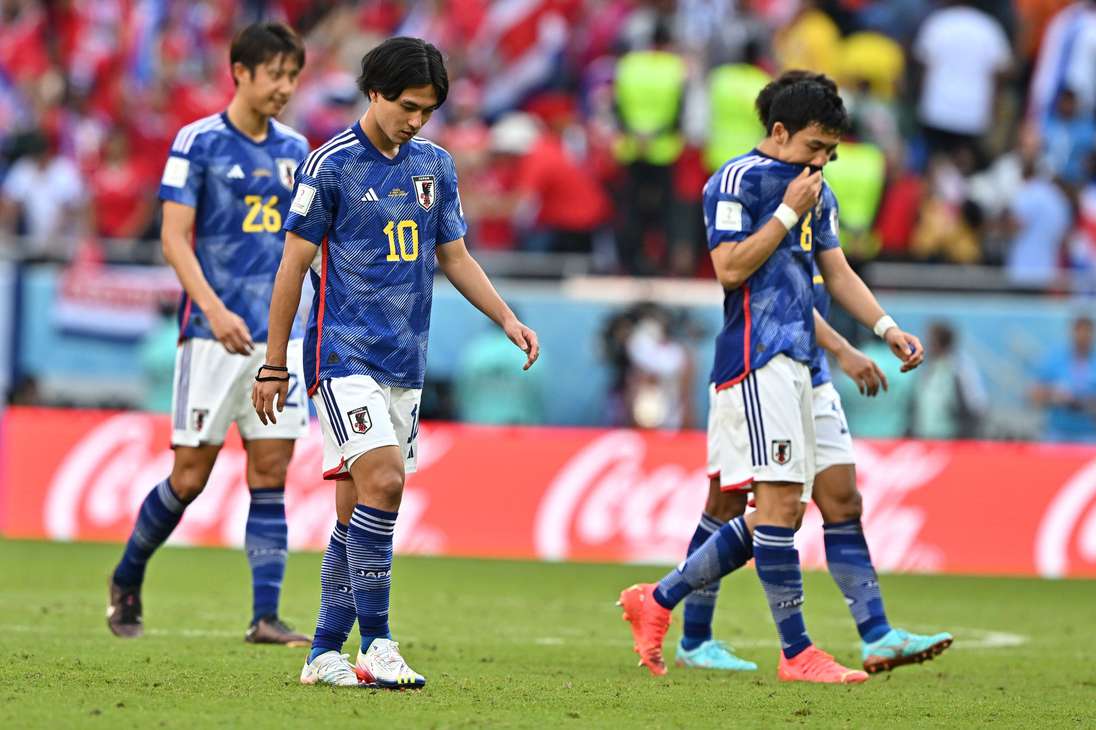Doha (Qatar), 27/11/2022.- Takumi Minamino (2-L) of Japan reacts after the FIFA World Cup 2022 group E soccer match between Japan and Costa Rica at Ahmad bin Ali Stadium in Doha, Qatar, 27 November 2022. (Mundial de Fútbol, Japón, Catar) EFE/EPA/Noushad Thekkayil