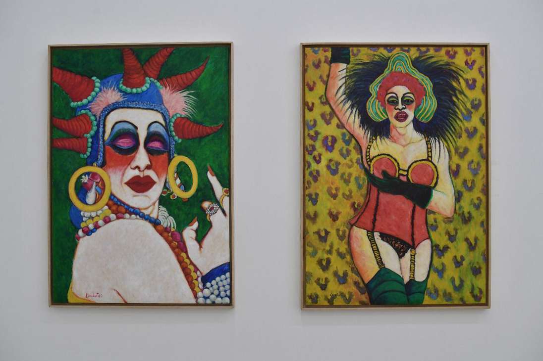 Piezas de la serie “Carnaval” de Flor María Bouhot, artista quien en los años ochenta decidió pintar transexuales y prostitutas, tomando en cuenta sus vivencias durante su adolescencia en el almacén de su papá y el barrio Guayaquil (Medellín).