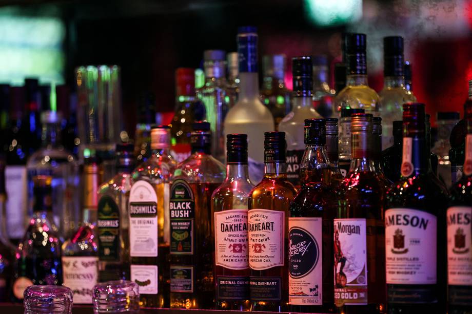 El alcohol es uno de los acompañantes para una fiesta, una reunión o una cita pero ¿Cuánto se demora en el organismo?(Emiratos Árabes Unidos) EFE/EPA/ALI HAIDER
