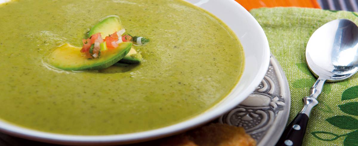 Crema de brócoli y arvejas con leche de coco y plátanos rebozados