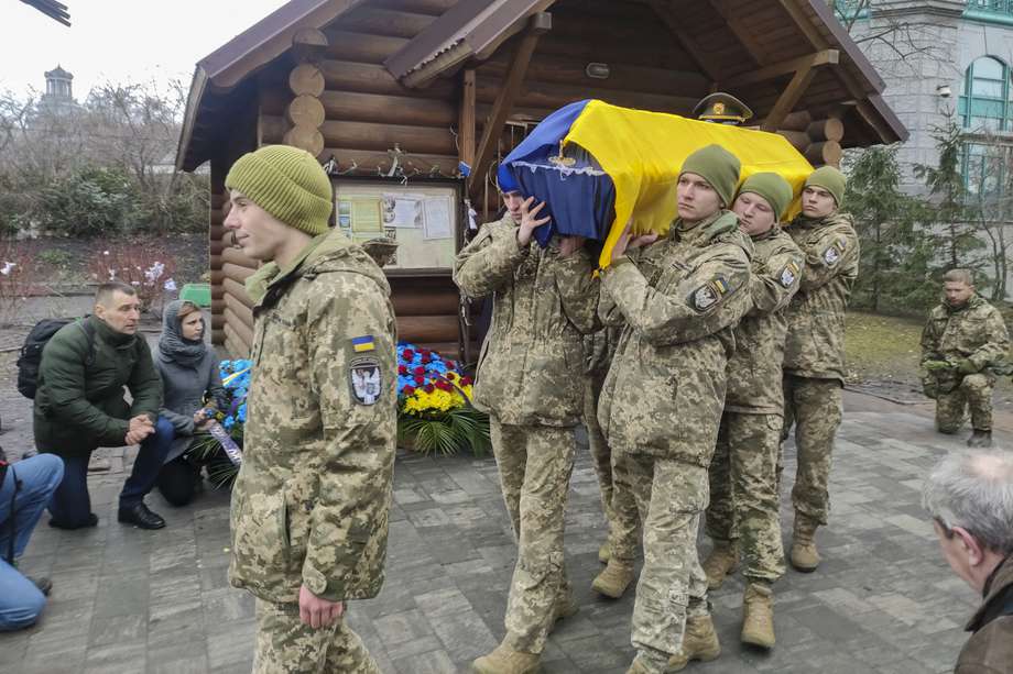 Funeral del periodista, productor de televisión y voluntario del ejército ucraniano Andriy Zagoruyko, que murió cerca de la ciudad de Bajmut el pasado mes de noviembre y fue enterrado en Kiev después de que lograran identificar sus restos, este martes en la capital ucraniana. EFE/ Marcel Gascón
