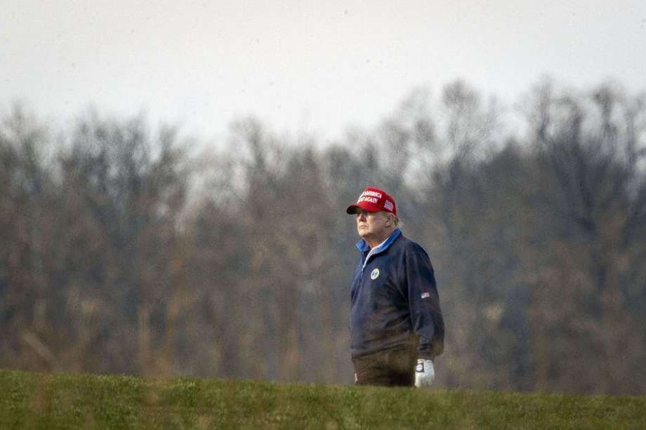 El presidente de los Estados Unidos, Donald Trump, juega al golf en el Trump National Golf Club en Virginia.