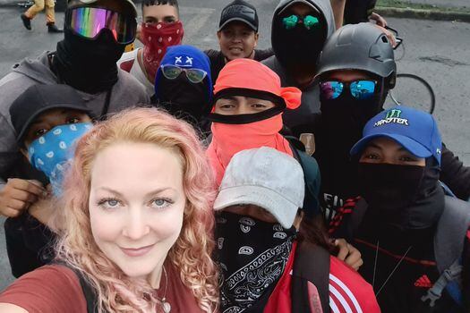 En sus cuentas de Instagram y Facebook, Rebecca Linda Marlene Sprößer ha compartido fotos junto a los jóvenes de las primeras líneas de protesta en Cali desde que empezó el paro nacional.