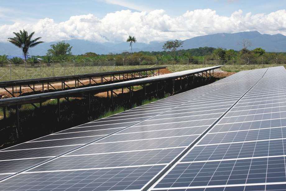 Paneles solares instalados por Ecopetrol y operados por AES Colombia, en Castilla La Nueva