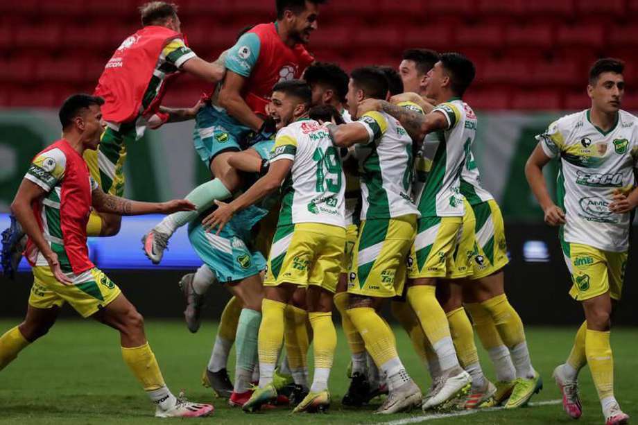 Jugadores de Defensa y Justicia celebran al ganar la serie de penaltis de la final de la Recopa Sudamericana frente a Palmeiras. /EFE.
