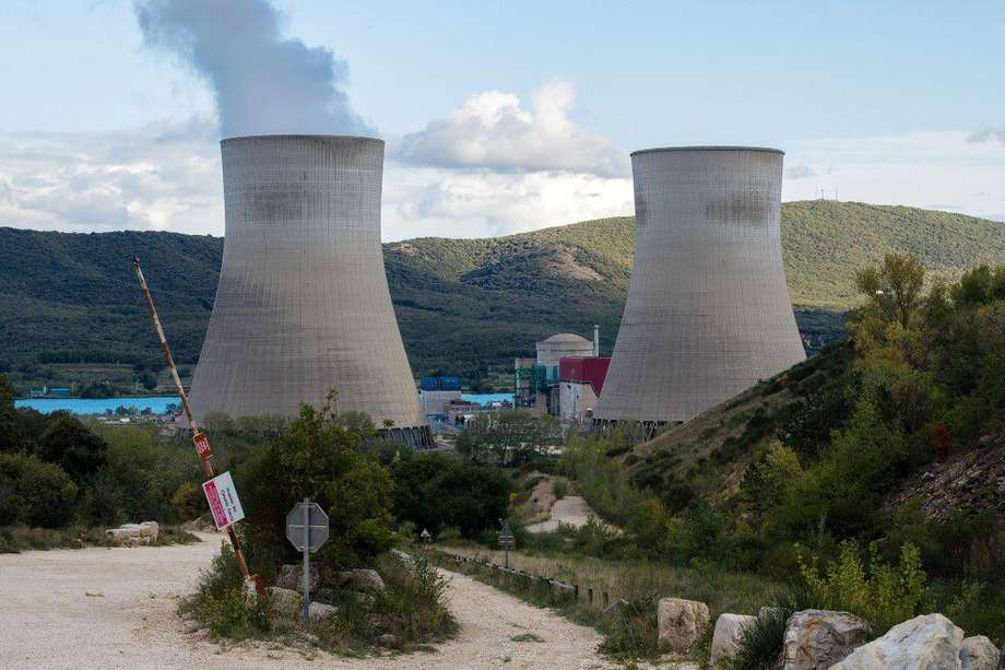 El vapor se eleva desde una torre de enfriamiento en la planta de energía nuclear de Cruas, operada por Electricite de France.