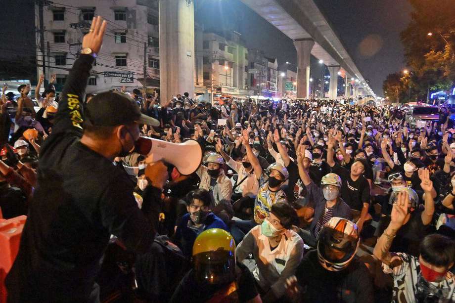 Tras cuatro meses de protestas, la tensión aumenta en Tailandia y la semana pasada la policía recurrió a cañones de agua y gas lacrimógeno contra los manifestantes. Seis personas resultaron heridas por disparos de bala / Foto de referencia