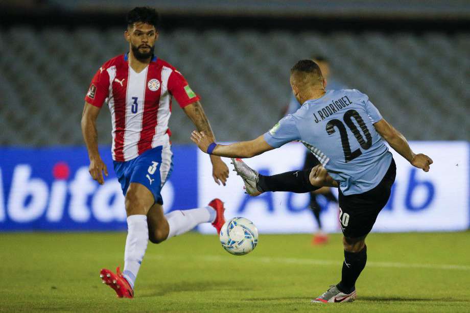 Uruguay y Paraguay se enfrentan en el estadio Centenario de Montevideo.