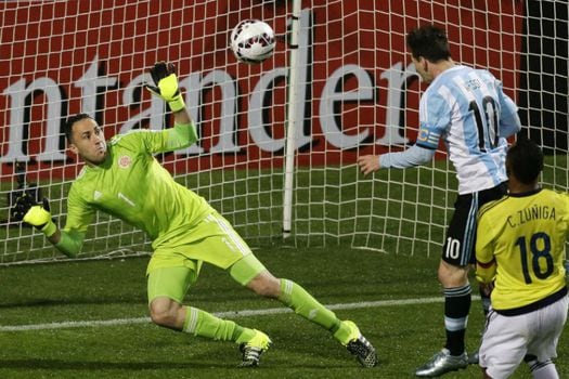 David Ospina le saca un remate de cabeza a Lionel Messi en los cuartos de final de la Copa América. Foto: AFP