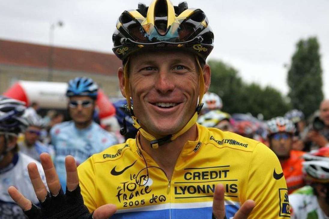 Lance Armstrong ganó siete títulos en el Tour de Francia. Es el ciclista que más veces ha ganado la Grande Boucle, aunque perdió todos sus campeonatos tras confesar que se dopó para ganar las carreras. Por eso, de 1999 a 2005 el primer lugar en el palmarés del Tour de Francia está desierto.