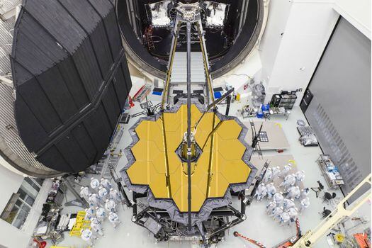 En la fotografía se observa una parte del enorme espejo del telescopio Webb, que capturará el doble de luz de lo que recoge el Hubble, actualmente el telescopio más enorme que los humanos han enviado al espacio.  / NASA