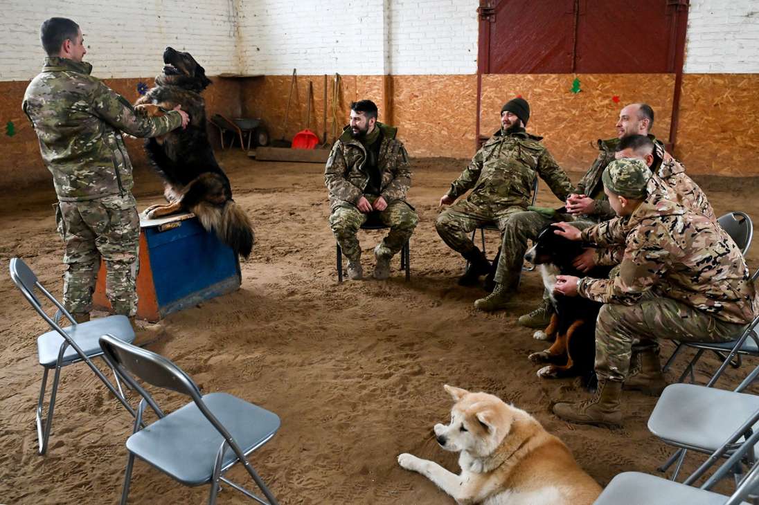 La fundadora del centro, la psicóloga Ganna Burago, comienza con los hombres sentados en sillas dispuesta en círculo. Tres perros se estiran en el centro, uno con las patas sobre la bota de un soldado y una estufa calienta el ambiente.