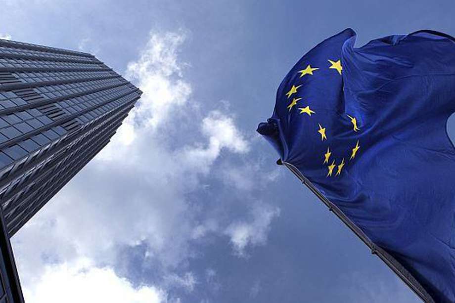 La Comisión Europea (CE) propuso este lunes que los Estados miembros alivien las restricciones sanitarias para los viajeros no esenciales que entren en la Unión Europea, 