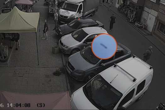 Fotograma en el que el New York Times marca parte de la trayectoria del misil reflejada sobre el techo de un carro.