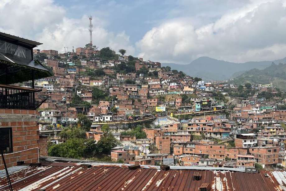 Vista de las comunas de Medellin. De acuerdo a la encuesta de percepción ciudadana realizada por Medellín Cómovamos en 2022, el 29,5% de las mujeres de la ciudad  manifestó sufrir esta situación de hambre en su hogar.
