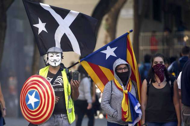 Barcelona vive el incendio de sus calles y batallas campales en el tercer día de protestas
