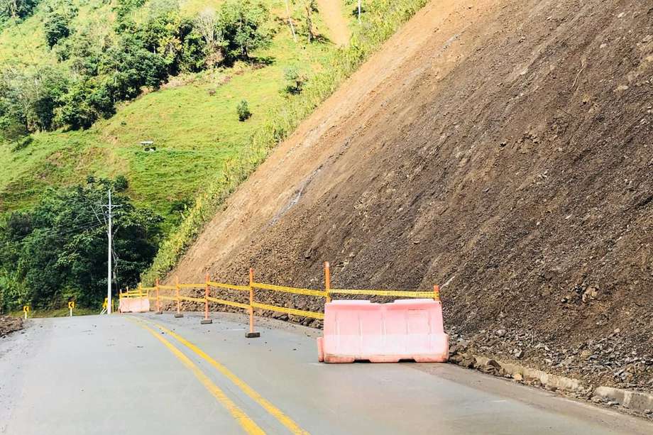 Derrumbe en la vía Calarcá-Cajamarca, sector Bellavista, kilómetro 38.