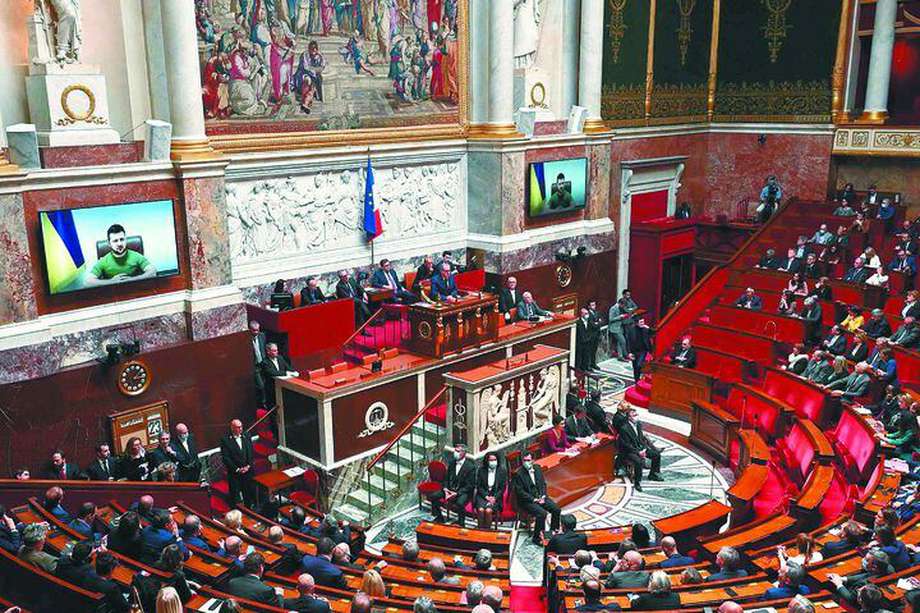 Volodímir Zelenski (en la pantalla) pronuncia un discurso frente a los diputados y senadores franceses el 23 de marzo de 2022