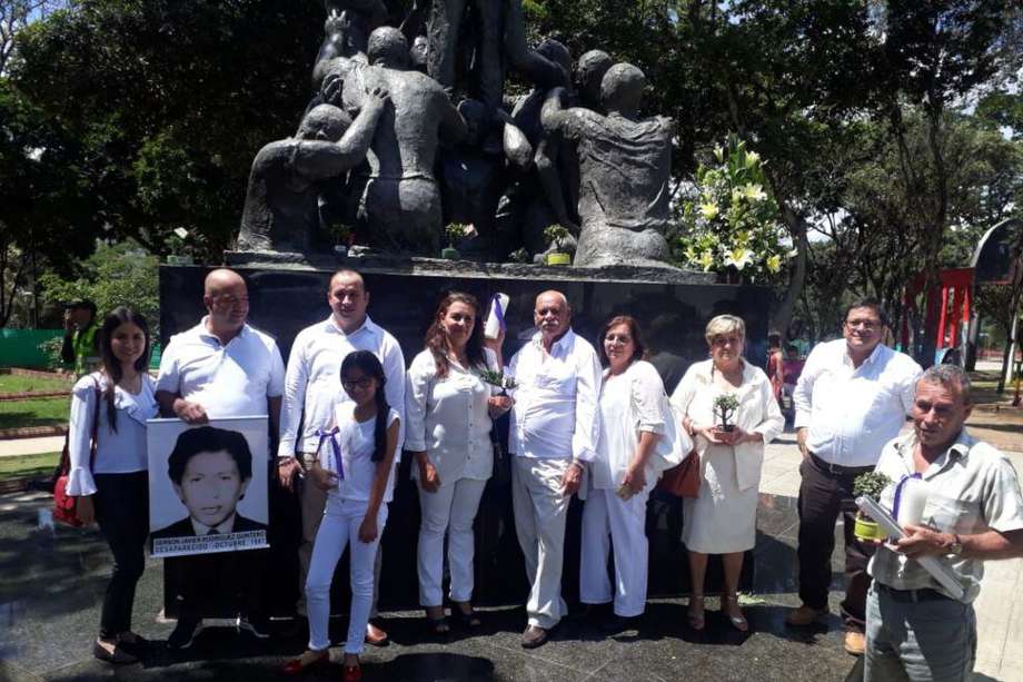 Familiares de los 19 comerciantes al lado del monumento ubicado en Bucaramanga.