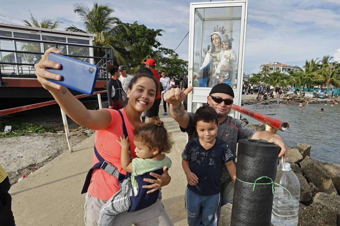 ACOMPAÑA CRÓNICA: COLOMBIA CRISIS MIGRATORIA. AME2685. NECOCLÍ (COLOMBIA), 07/10/2022.- Migrantes venezolanos se toman una fotografía mientras se preparan para abordar una lancha hacia la frontera con Panamá, el 6 de octubre de 2022, en Necocli (Colombia). En el pueblo colombiano de Necoclí ya se acostumbraron a que a diario cientos de personas acampen en sus playas a la espera de coger las lanchas que los llevan a la frontera de Panamá en una travesía migratoria hacia EE.UU. que crece cada día y amenaza con "explotar". EFE/ Mauricio Dueñas Castañeda