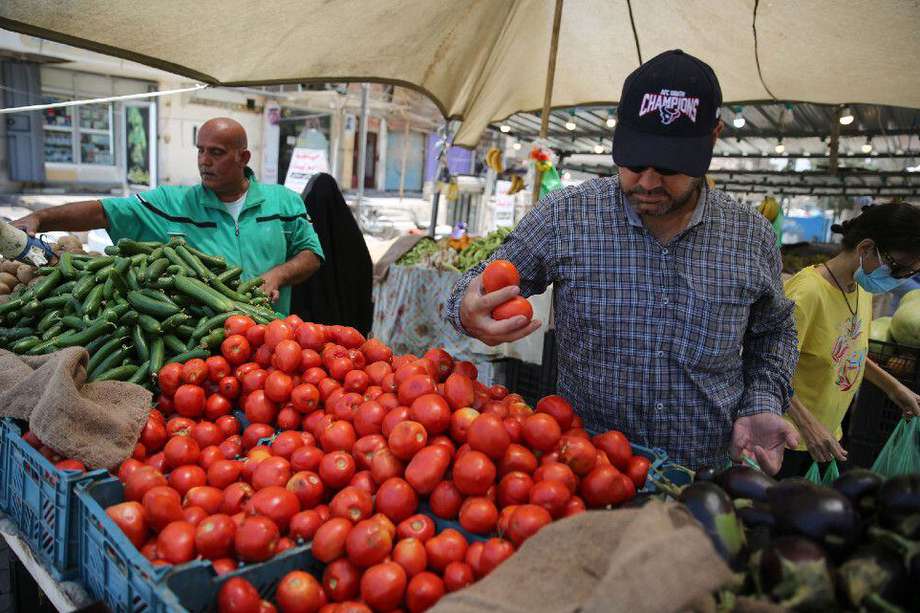 El gobierno de Iraq lanzó una campaña para promocionar la autosostenibilidad de sus mercados de alimentos en respuesta a la pandemia. En la gráfica un mercado callejero de Baghdag.