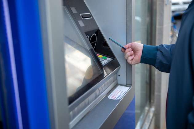 ¿Qué debe hacer si su tarjeta se queda atorada en un cajero automático?