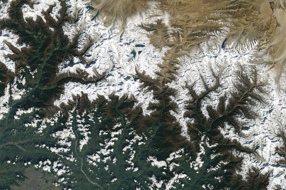 La ciudad de Katmandú, Nepal, que se ve en la parte inferior izquierda de esta imagen de Landsat 9, se encuentra en un valle al sur de las montañas del Himalaya, entre Nepal y China. Los glaciares y los lagos formados por el agua de deshielo de los glaciares son visibles en la parte superior central de esta imagen.
