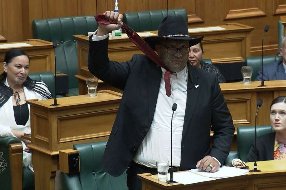 Rawiri Waititi, un diputado maorí que ganó su curul en las pasadas elecciones de octubre, se negó a usar corbata durante una sesión en la Cámara de Representantes de Nueva Zelanda.