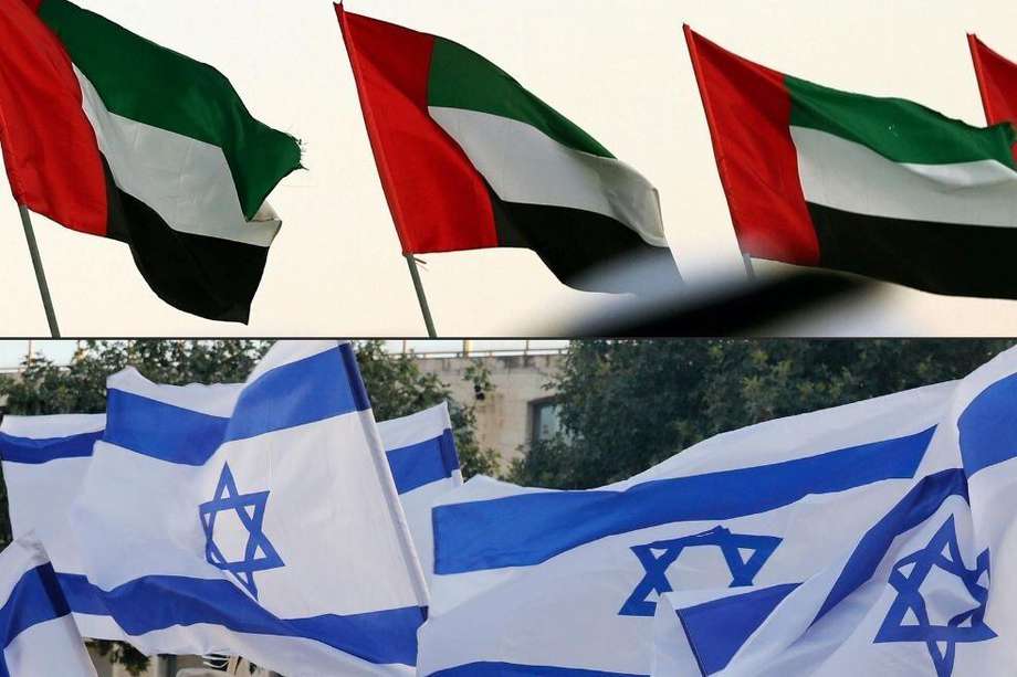 En esta foto se muestran las banderas nacionales emiratíes en Abu Dhabi (arriba) y  las banderas nacionales israelíes en Jerusalén (abajo).
