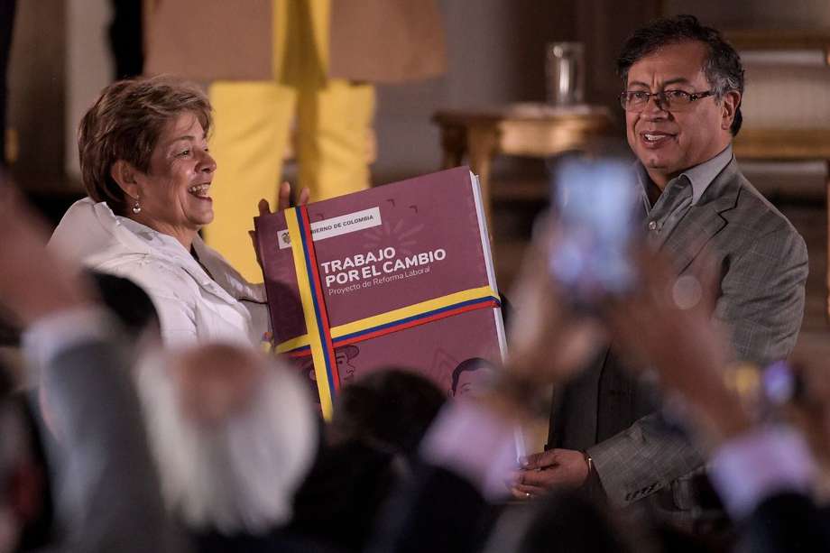 La ministra de trabajo Gloria Ramírez y el presidente Gustavo Petro en la presentación de la reforma.
