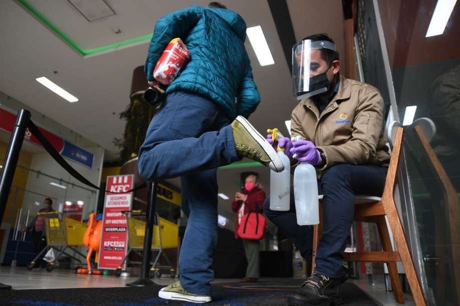 Controles de limpieza en centros comerciales para evitar contagios por coronavirus