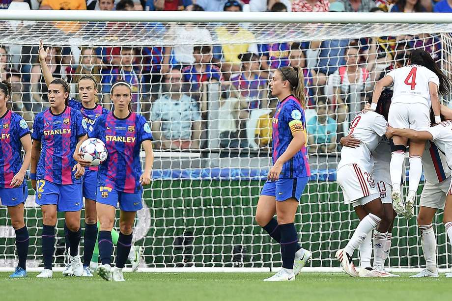 Jugadoras de Lyon celebrando tras anotar el tercer gol del encuentro contra Barcelona en la final de la Champions League Femenina.
