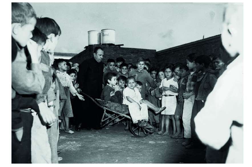 BOGOTÁ, CUNDINAMARCA. Padre Castillo, director del Amparo de
Niños, acarrea niños desplazados de la Guerra de Villarrica. (Jorge
Sánchez / El Espectador)