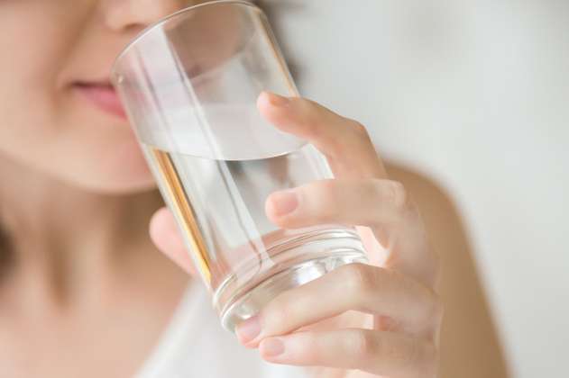 ¿Tomar agua en ayunas ayuda a bajar de peso? Estos son algunos beneficios