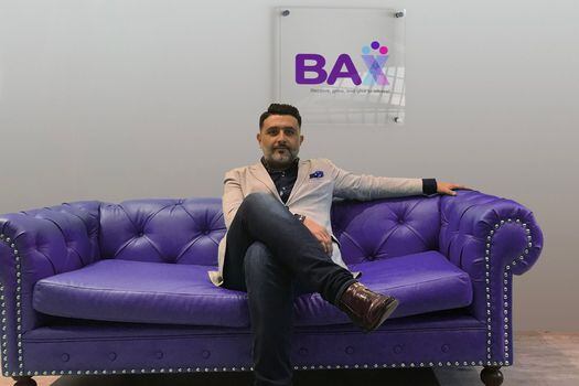 Él es Jorge Beltrán, el fundador de BAX, una plataforma digital de financiación alternativa basada en el intercambio de productos y servicios para pymes y profesionales independientes.