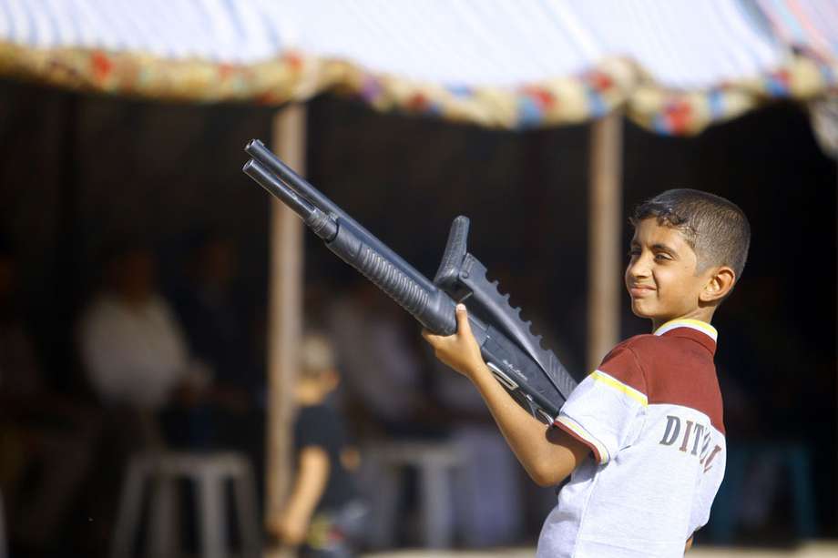 Un joven iraquí sostiene un fusil y participa en movilizaciones  chiitas en muestra de apoyo a las fuerzas armadas  del país.  /  AFP