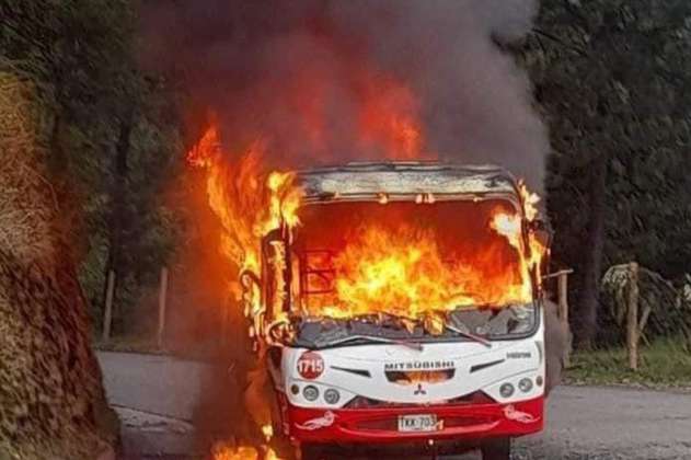 En vídeo: Sujetos armados incineraron bus en la vía Popayán - Puracé (Cauca)