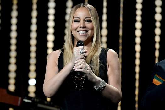 Mariah Carey luce el anillo de diamantes y platino de 35 quilates que el magnate australiano James Packer le regaló en enero de 2016. / Archivo AFP
