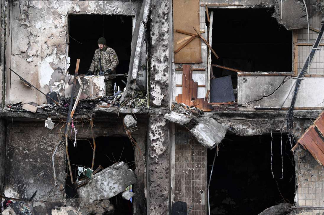 Asimismo, el alcalde de Kiev, Vitali Klitschko, indicó que tres personas fueron heridas después de que "escombros de misiles" afectaran a un edificio residencial, de acuerdo con Al Jazeera.
