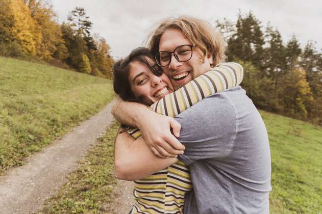 Los beneficios de un buen abrazo y cómo darlo según la ciencia