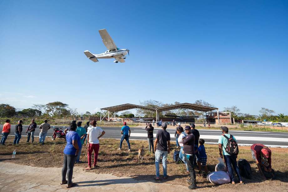 Mineros permanecen en el aeropuerto de La Paragua provenientes de la mina derrumbada Bulla Loca, este jueves en La Paragua, estado Bolívar (Venezuela). Al menos 16 personas resultaron heridas tras el derrumbe en una mina ilegal del estado Bolívar, en el sur de Venezuela.
