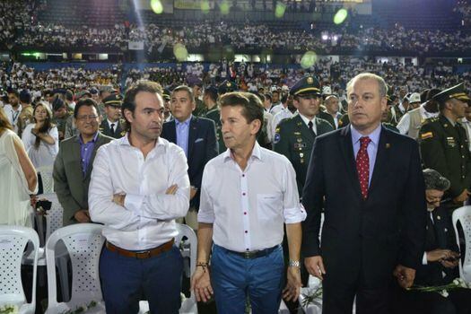 El alcalde de Medellín, Federico Gutiérrez, junto al gobernador de Antioquia, Luis Pérez, durante el homenaje a las víctimas de la tragedia de Chapecoense. / Alcaldía de Medellín